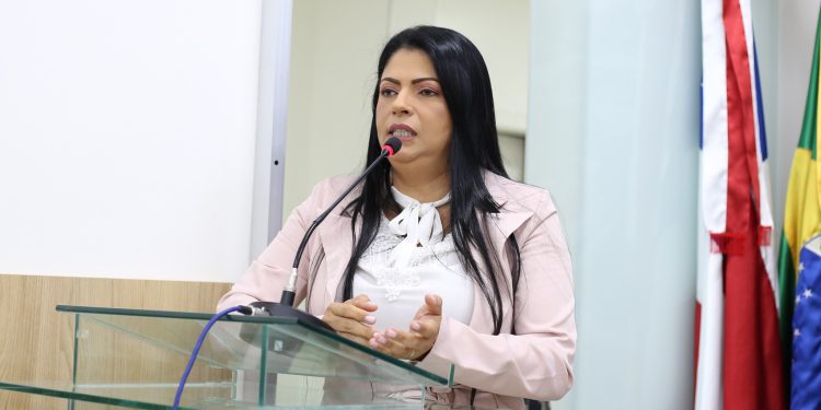 Vereadora Cristiane Pinheiro solicita a requalificação da Praça J.J. Seabra em Jaguaquara