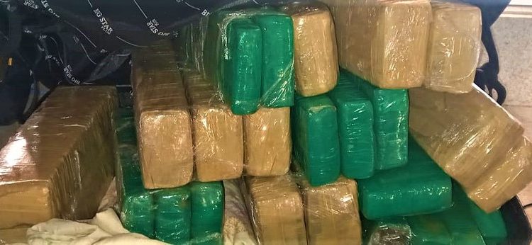 Mulher é presa transportando maconha dentro de ônibus em Vitória da Conquista
