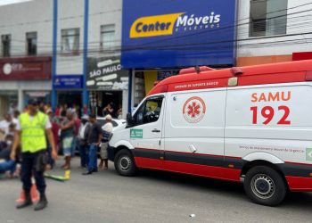 Motociclista fica ferido após bater em carro que tentava uma conversão no centro de Jaguaquara