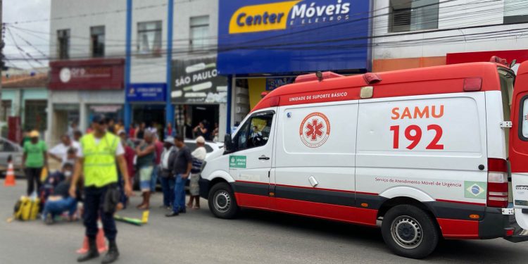 Motociclista fica ferido após bater em carro que tentava uma conversão no centro de Jaguaquara