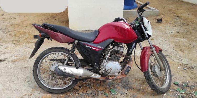 Moto suspeita de ter sido usada no roubo à lotérica em Jaguaquara é recuperada pela PM em Itaquara