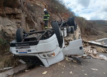 Tragédia na BA-026: Caminhão de alimentos capota em Pé de Serra e deixa vítima fatal