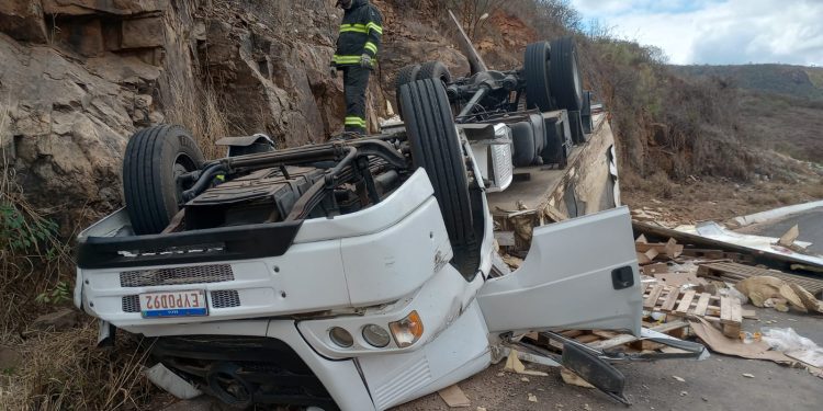 Tragédia na BA-026: Caminhão de alimentos capota em Pé de Serra e deixa vítima fatal