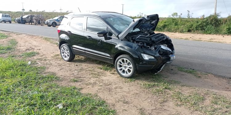 Batida entre carro e moto deixa um morto e outro gravemente ferido próximo a Lagedo do Tabocal