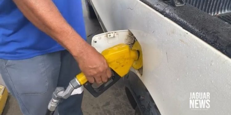 Após retomada de impostos federais, Diesel sobe mais 5 centavos por litro nos postos
