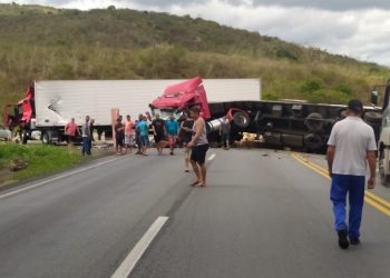 Serra do Mutum: Batida entre carretas deixa três feridos na BR-116, trecho do munícipio de Jaguaquara