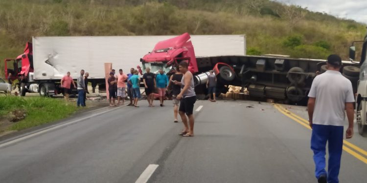 Serra do Mutum: Batida entre carretas deixa três feridos na BR-116, trecho do munícipio de Jaguaquara