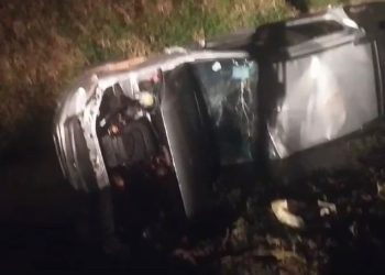 Motorista perde o controle e veículo capota as margens da BR-420, indo parar dentro do rio