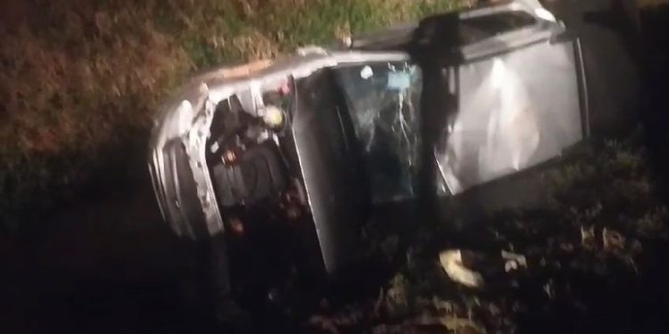 Motorista perde o controle e veículo capota as margens da BR-420, indo parar dentro do rio