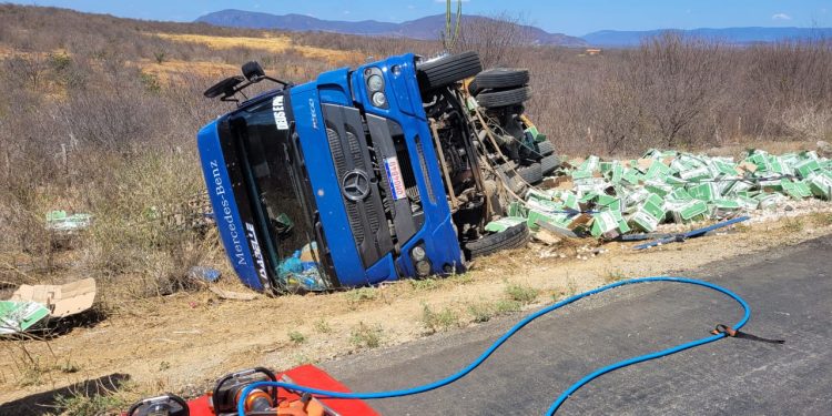 Caminhão tomba e motorista morre em acidente na BA-026, trecho da Chapada Diamantina