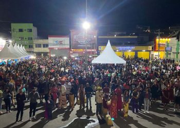 Noite de louvor e gratidão: Fiéis lotam Praça da Bandeira em Jaguaquara para celebrar o Dia dos Evangélicos