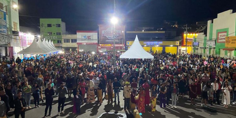 Noite de louvor e gratidão: Fiéis lotam Praça da Bandeira em Jaguaquara para celebrar o Dia dos Evangélicos