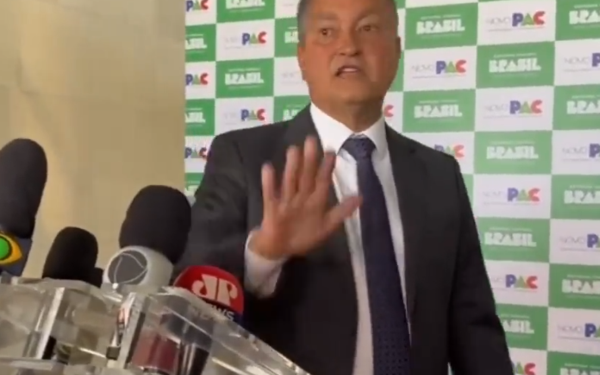 Rui ignora repórter e abandona entrevista ao ser questionado sobre violência na Bahia