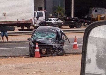Mulher morre e 4 pessoas ficam feridas em batida entre carro e carreta na BR-116, no trecho do Entroncamento de Jaguaquara