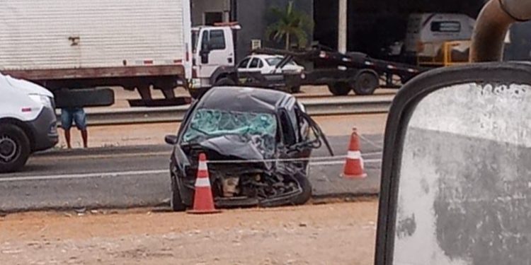 Mulher morre e 4 pessoas ficam feridas em batida entre carro e carreta na BR-116, no trecho do Entroncamento de Jaguaquara