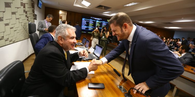 Senado aprova projeto que desonera folha dos municípios e de 17 setores da economia