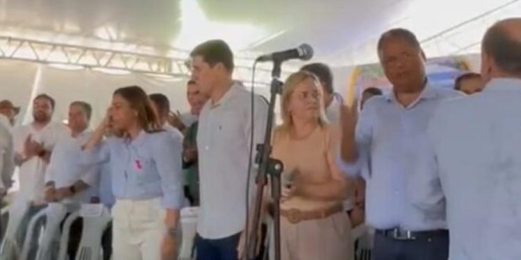 Em palco de evento do governo do Estado, deputado Antonio Brito fica nervoso e vídeo viraliza
