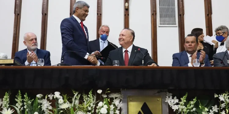 Governo deixa oito deputados sem pagamento de emendas em 2023