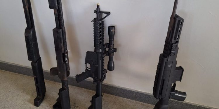 Polícia Militar apreende menor portando simulacros de armas longas em Itaquara