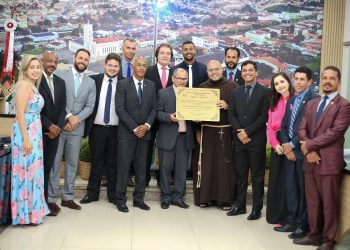 Câmara Municipal de Jaguaquara homenageia os Frades Capuchinhos pelos 80 anos de missão no munícipio