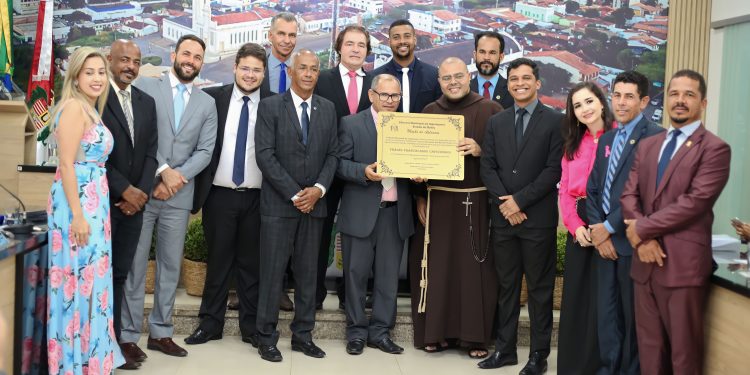 Câmara Municipal de Jaguaquara homenageia os Frades Capuchinhos pelos 80 anos de missão no munícipio