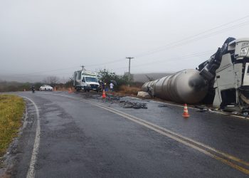Caminhão-tanque tomba na curva da Morte, trecho da BA-026 entre Planaltino e Nova Itarana