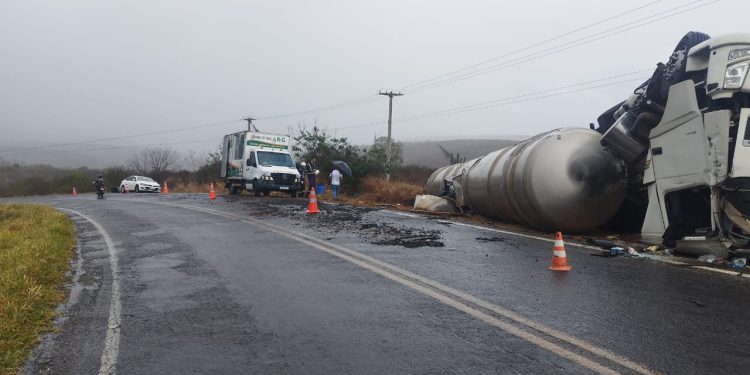 Caminhão-tanque tomba na curva da Morte, trecho da BA-026 entre Planaltino e Nova Itarana