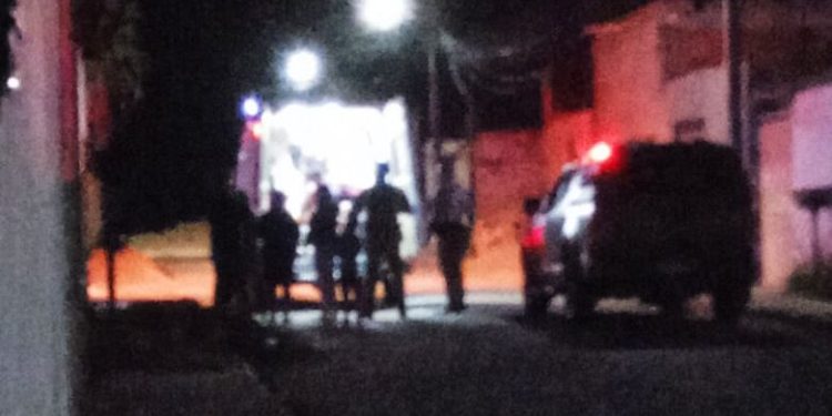Homem é alvo de tentativa de homicídio em residencial de Jaguaquara; vítima foi encaminhada ao Prado Valadares