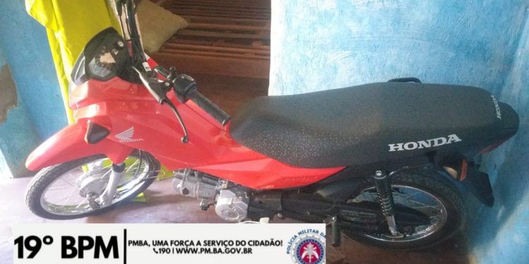 Ação conjunta das Polícias Militar e Civil recupera motocicleta roubada e identifica suspeitos em Jaguaquara