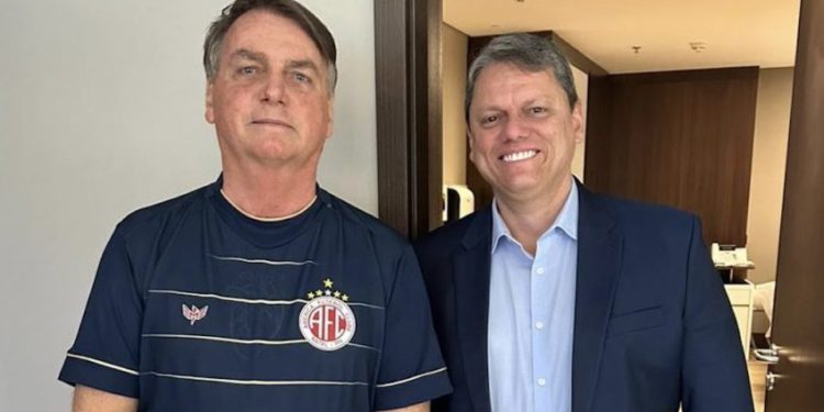 Governador Tarcísio põe sob sigilo despesas com hospedagem de Bolsonaro no Palácio dos Bandeirantes