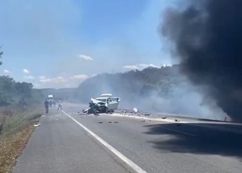 4 pessoas ficam feridas após batida entre carro e carreta na BR-116, trecho da Coalhada em Jaguaquara