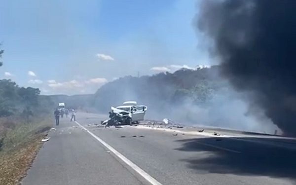 4 pessoas ficam feridas após batida entre carro e carreta na BR-116, trecho da Coalhada em Jaguaquara