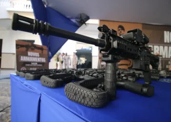 Quase 600 fuzis são entregues para Polícia Militar; pistolas também serão distribuídas