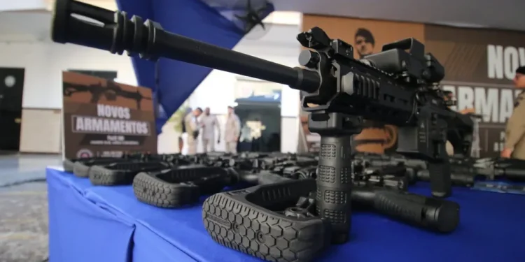 Quase 600 fuzis são entregues para Polícia Militar; pistolas também serão distribuídas