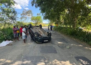Passageiro morre e motorista fica ferido após carro capotar na BA-652, no sul do estado