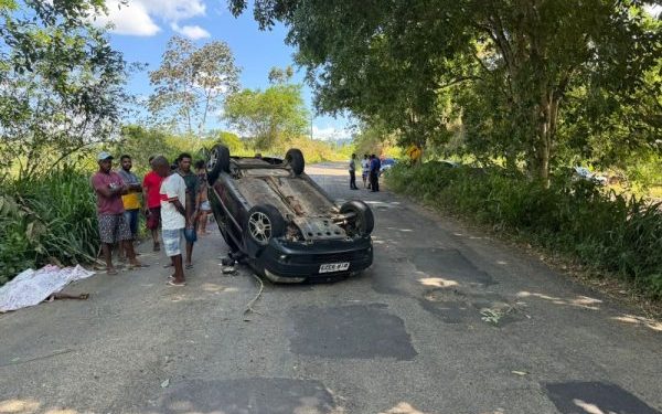 Passageiro morre e motorista fica ferido após carro capotar na BA-652, no sul do estado