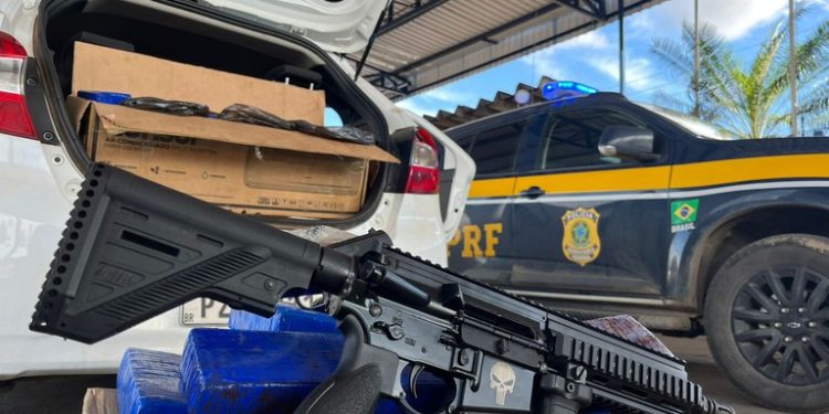 PRF apreende fuzil, pistola, munições de grosso calibre e drogas dentro de carro roubado