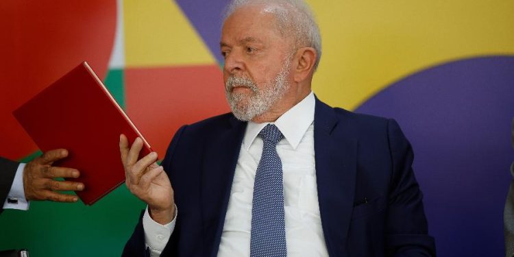 Lula veta integralmente a prorrogação da desoneração da folha de pagamento; Congresso e empresários reagem