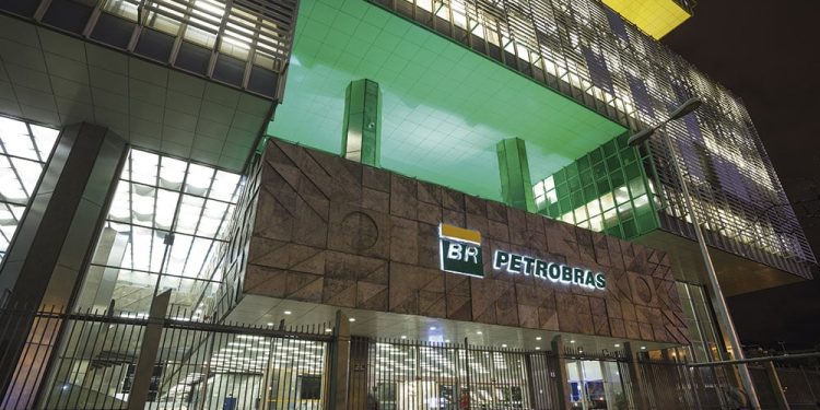 Lucro da Petrobras no terceiro trimestre tem queda de 42,2% na comparação com 2022