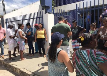Após 15 dias sem água, moradores de Santa Inês fazem manifestação em frente ao escritório da Embasa