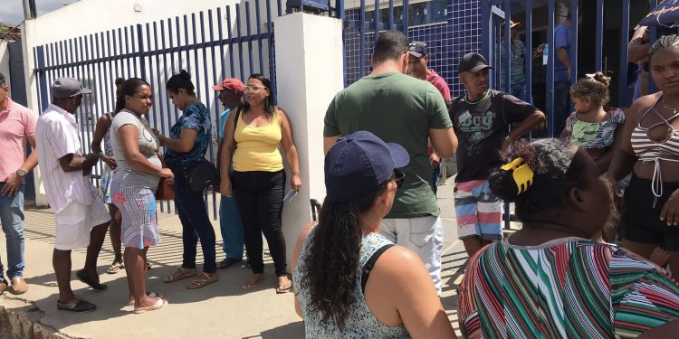 Após 15 dias sem água, moradores de Santa Inês fazem manifestação em frente ao escritório da Embasa