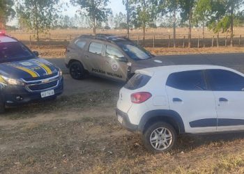 PRF auxilia Policia Militar na identificação de carro roubado que foi abandonado no Entroncamento de Jaguaquara