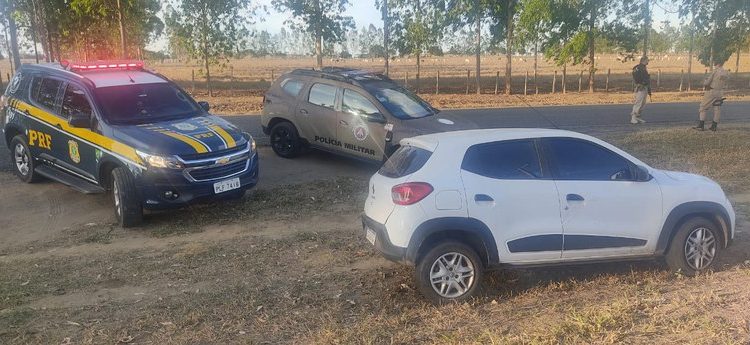 PRF auxilia Policia Militar na identificação de carro roubado que foi abandonado no Entroncamento de Jaguaquara