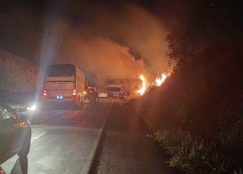 Ônibus pega fogo em acidente na BR-101, trecho do recôncavo baiano; Não houve feridos