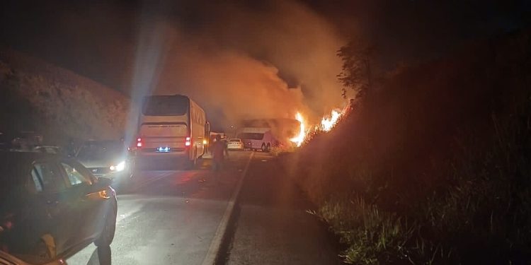 Ônibus pega fogo em acidente na BR-101, trecho do recôncavo baiano; Não houve feridos