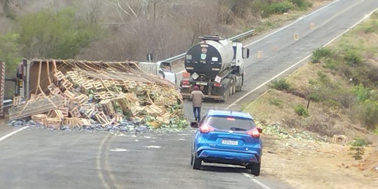 Caminhão carregado de verduras tomba na BA-026 entre Maracás e Planaltino; Ninguém ficou ferido