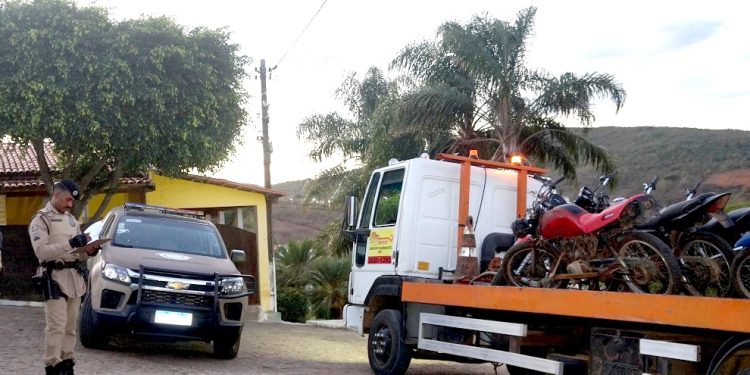Motos apreendidas pela Polícia Militar de Brejões são encaminhadas para pátio do Detran de Jequié