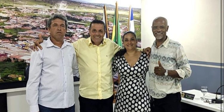 Vereadores comemoram retorno do vereador Irineu ao grupo de oposição em Itaquara