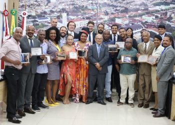 Durante sessão ordinária, Câmara de Jaguaquara celebra o dia da Consciência Negra com entrega de moções de aplausos