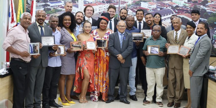 Durante sessão ordinária, Câmara de Jaguaquara celebra o dia da Consciência Negra com entrega de moções de aplausos